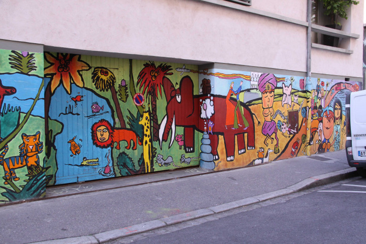 Rue Montesquieu face au n° 118, graffiti.