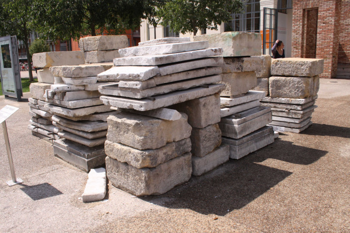 Œuvre "Socles révolutionnaires" d'Olivier Mosset.