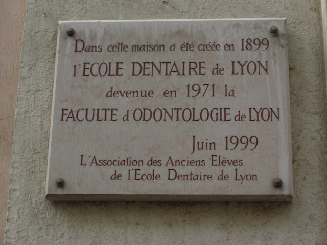 32 rue Vaubecour, plaque de l'école dentaire de Lyon.