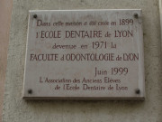 32 rue Vaubecour, plaque de l'école dentaire de Lyon.