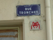 Rue Tronchet, plaque de rue et Space Invader.