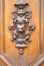 Ornement de porte en bois.