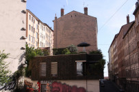 Rue Pouteau vers la rue Diderot, maison et jardin-terrasse.