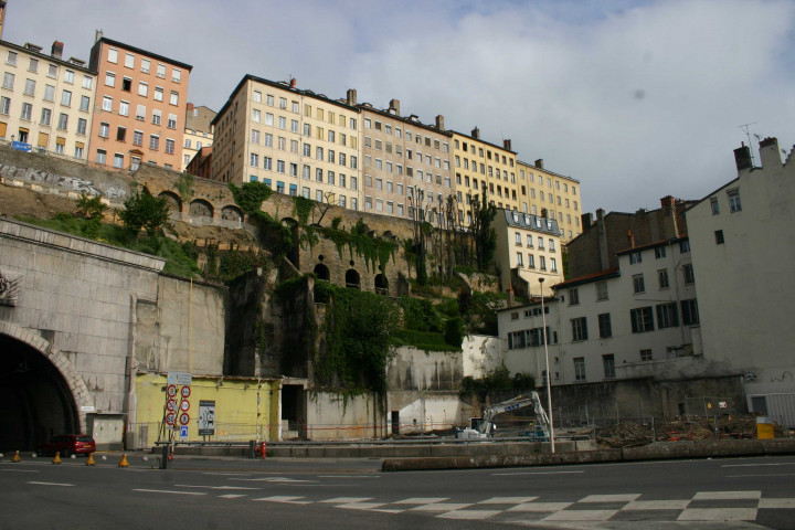 Sortie du tunnel de la Croix-Rousse côté Rhône et la rue des Fantasques.