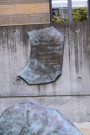 Université-Lyon III, sculpture de Jo Ciesla, citation de Jean Moulin.