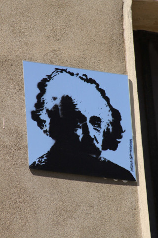 Angle de la rue du Lac et de la rue de l'Abondance, miroir 2011 portrait d'Albert Einstein.