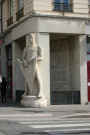 Statue "Le Veilleur de Pierre" et monument aux morts.