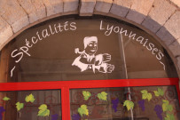 Rue Valfenière, enseigne de restaurant avec Guignol.