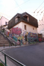 Rue Pouteau vers la rue Diderot, maison avec des graffitis.