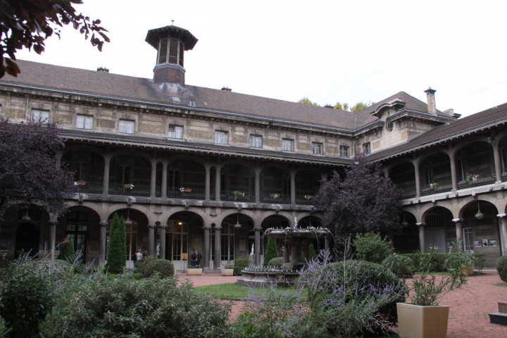 Vue de la cour.