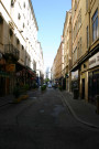 Rue des Quatre-Chapeaux, au niveau de la rue Thomassin.