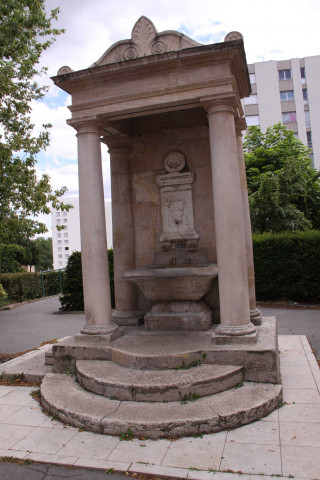 Fontaine Taurobole, détail.