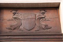 27 cours Général-Giraud, haut de la porte sculptée de l'immeuble.