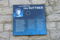 Berges du Rhône, plaque biographique de Bertha von Suttner, au sud du pont Gallieni.
