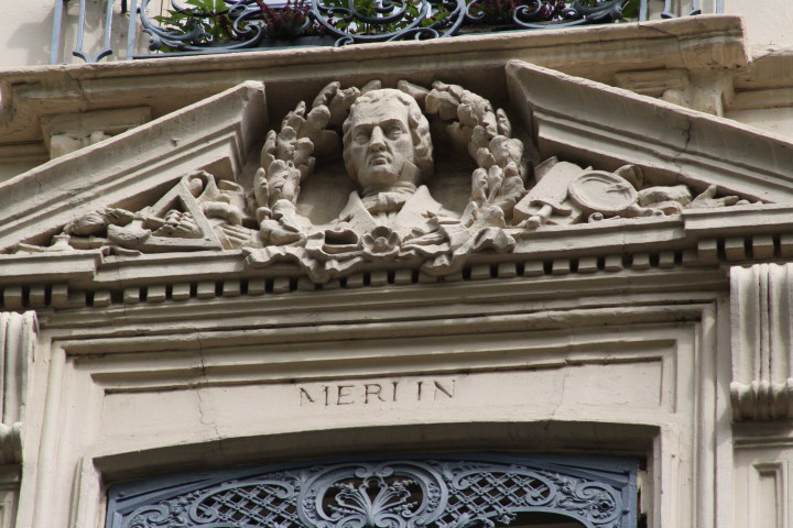 7 place d'Helvétie et rue Malesherbes, détail sur la façade, Merlin.
