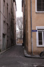 Cour des trois passages vers la rue de la Charité.
