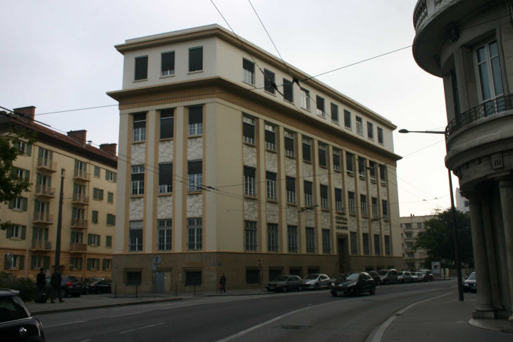 Vue sur le bâtiment.