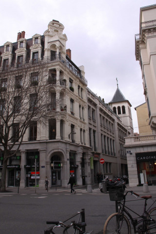 Vue sur les bâtiments à l'angle de la rue de la Charité et de la rue François Dauphin.
