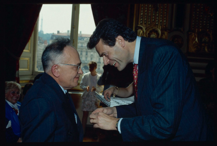 Cérémonie à l'Hôtel de Ville pour la remise de la médaille du travail au personnel de la Ville par le maire de Lyon Michel Noir (1991).