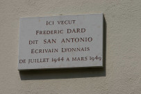 4 rue Calas, plaque en mémoire de Frédéric Dard dit "San Antonio" (écrivain).
