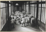 Garçons jouant dans un couloir.