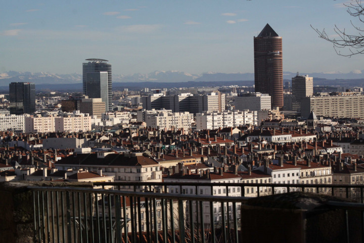 Vue générale de la ville et des Alpes.