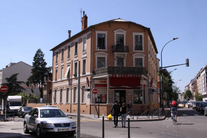 Immeuble et bar-tabac les terrasses.