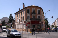 Immeuble et bar-tabac les terrasses.
