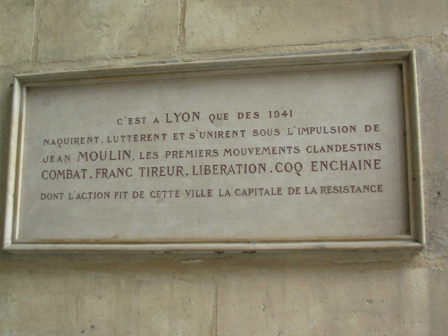 Hôtel-de-Ville, plaque commémorative dans la cour haute.