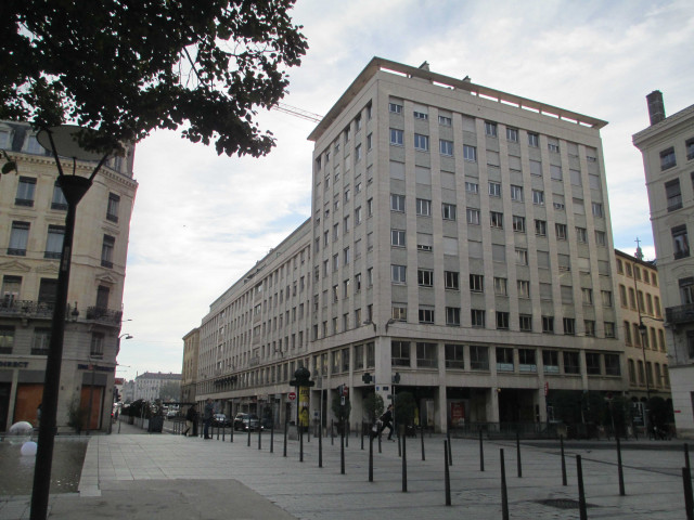 Angle de la place de la République et de la rue Childebert.