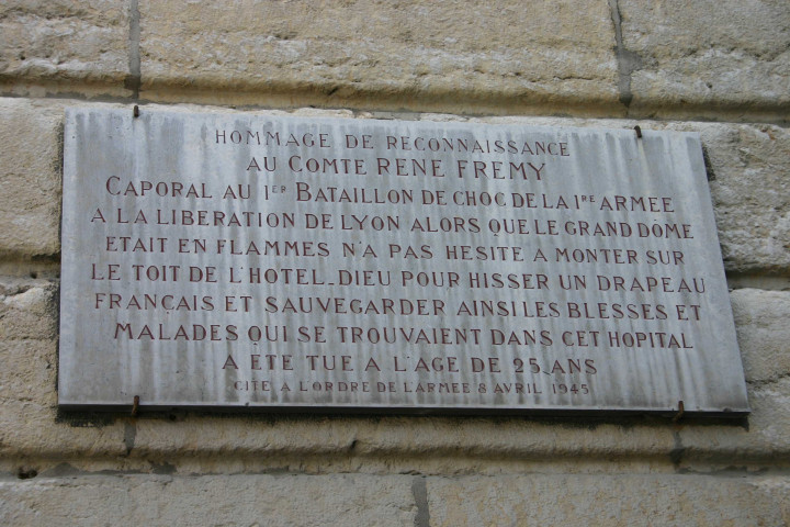 Hôpital de l'Hôtel-Dieu, intérieur du Grand-Dôme, plaques en mémoire de personnalités lyonnaises et de l'histoire du lieu, extérieur.