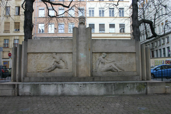 Monument au Comte Hilaire de Chardonnet par Jean-Baptiste Larrivé.