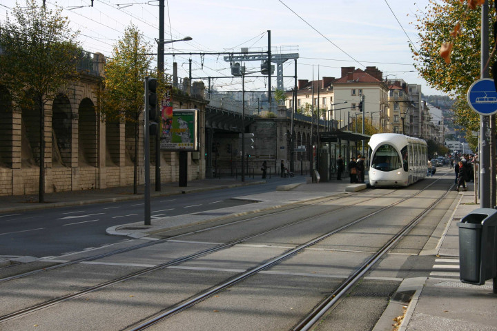Vue des lignes SNCF et de tramway prise vers la place Jean-Macé.