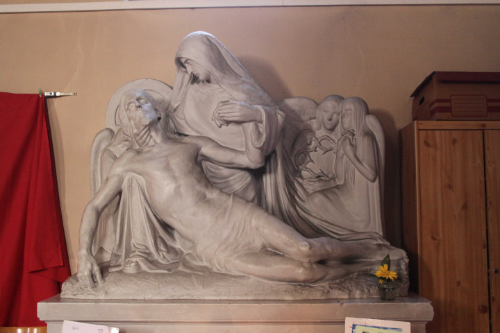Eglise Notre-Dame-de-Saint-Alban, nef, monument aux Morts, pietà, vitrail.