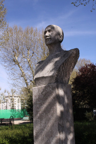 Quartier Général Frère, buste en pierre du Général Frère par Georges Salendre (1890-1985).