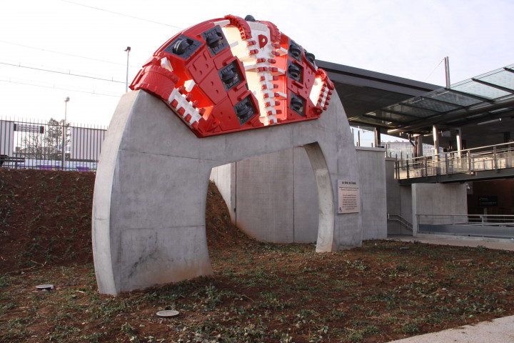 Station de métro, gare d'Oullins, morceau de la roue de coupe du tunnelier.