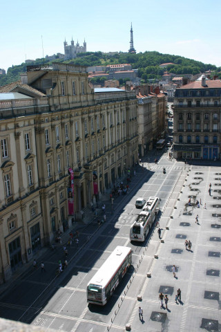 Vue prise depuis le toit de l'Hôtel-de-Ville, au premier plan le Palais Saint-Pierre.