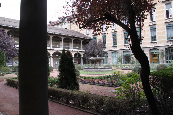 Vue de la cour.