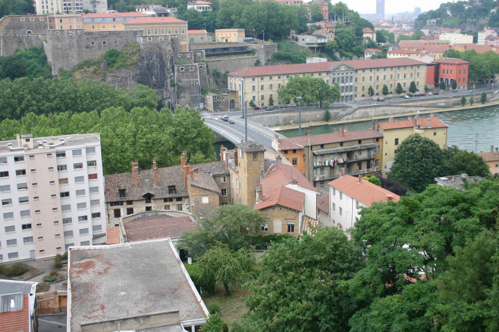 Vue sur le boulevard Antoine-de-Saint-Exupéry, le quai Joseph-Gillet et la Croix-Rousse, prise depuis le Fort de Vaise.