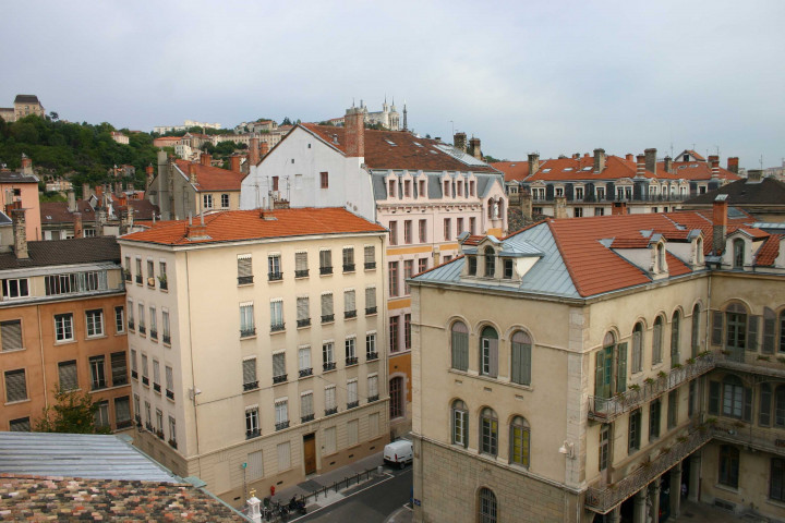 Angle de la rue de l'Abbaye-d'Ainay et de la rue des Remparts-d'Ainay, vue prise depuis les toits de l'abbaye d'Ainay.