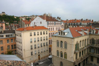 Angle de la rue de l'Abbaye-d'Ainay et de la rue des Remparts-d'Ainay, vue prise depuis les toits de l'abbaye d'Ainay.