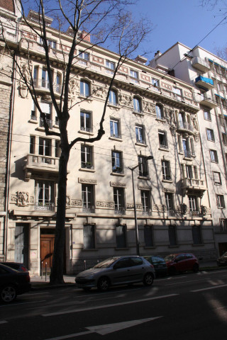 Vue sur le bâtiment.