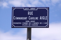 Rue du Commandant Caroline-Aigle, plaque de rue.