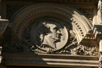 22 rue Constantine, médaillon à l'effigie de Cl. Martin.