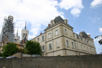 Musée d'art religieux et Basilique Notre-Dame de Fourvière, vue prise depuis la rue du Cardinal-Gerlier.