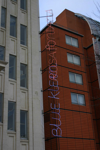 Espalanade du musée d'art contemporain, "Blue Klein" de Maurizio Nannucci.