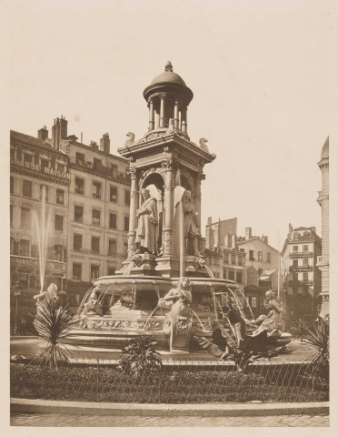 Fontaine de la place des Jacobins, à Lyon : vue perspective.