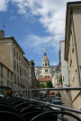 Basilique de Fourvière, montée Cardinal-Decoutray, vue prise depuis l'étage d'un bus touristique.