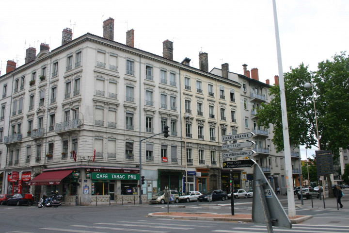 Angle sud-ouest du boulevard Marius-Vivier-Merle et de la rue Paul-Bert, carrefour.