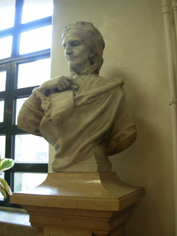 Lycée de la Martinière, buste de Madame de Cuzieu de Jean Chorel.